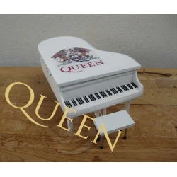 Witte vleugel/piano van Queen met krukje