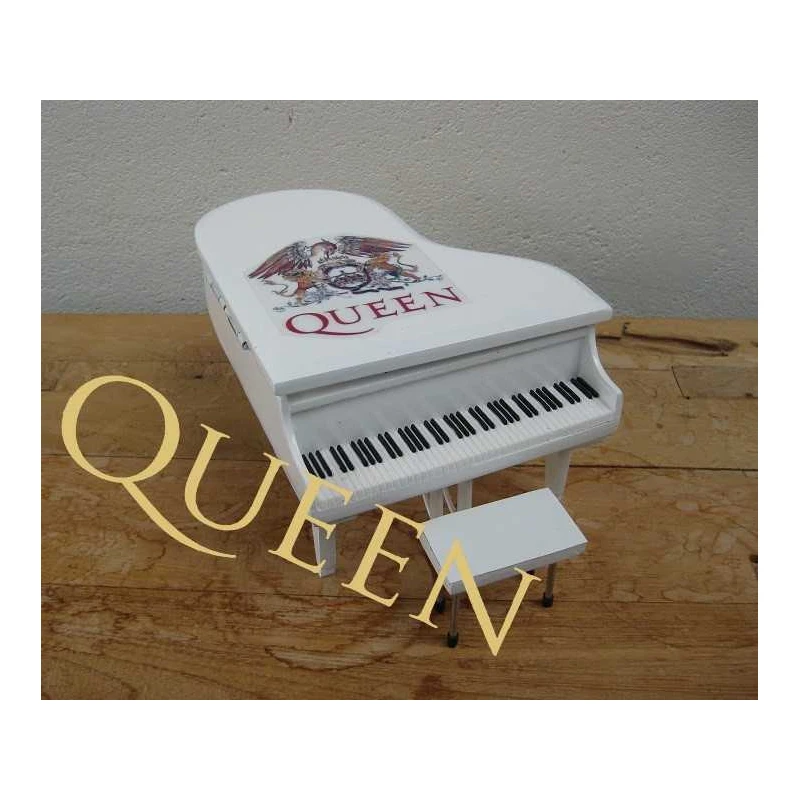 Witte vleugel/piano van Queen met krukje