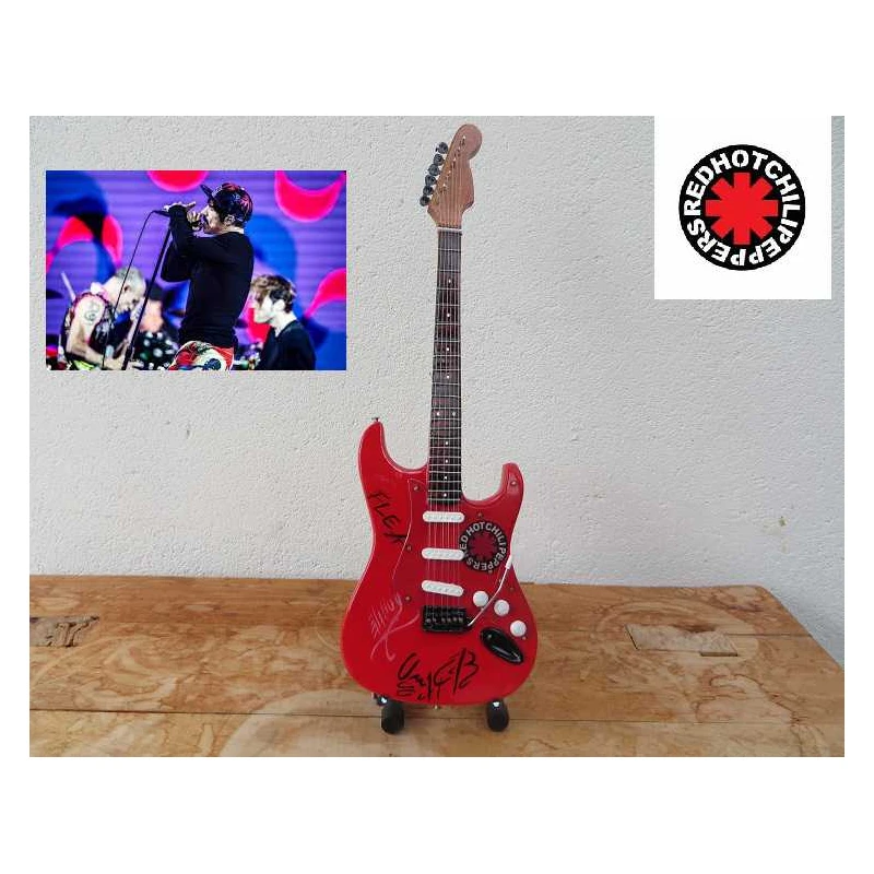 miniatuur gitaar Fender Stratocaster Red Hot Chili Peppers gesigneerd Tribute