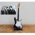 Fender Stratocaster van U2 gesigneerd Tribute