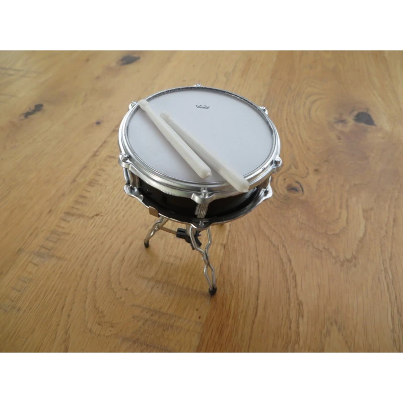 Miniatuur Snaredrum op standaard met stokjes (gedetailleerd exemplaar)