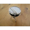 Miniatur-Snaredrum auf Ständer mit Stöcken (detailliertes Beispiel)