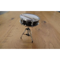 Miniatuur Snaredrum op standaard met stokjes (gedetailleerd exemplaar)