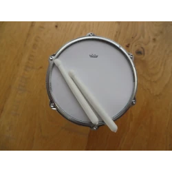 Miniatuur Snaredrum op standaard met stokjes (gedetailleerd exemplaar)