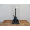 Cloche / vitrine en plexiglas pour guitare miniature, entre autres