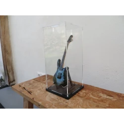 Cloche / vitrine en plexiglas pour guitare miniature, entre autres