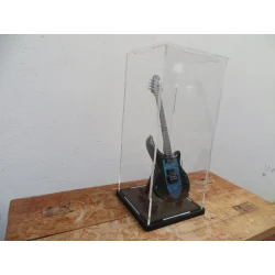 Cloche / vitrine en plexiglas pour guitare miniature, entre autres